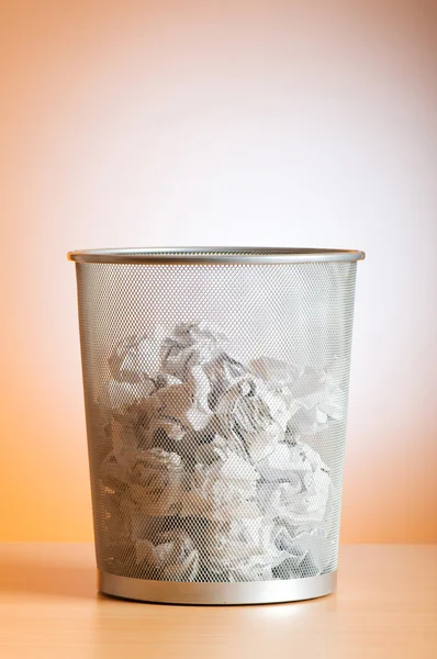 Soptunna med papper avfall isolerade på vit — Stockfoto