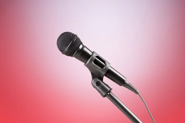 stock image Black microphone against the colorful gradient background