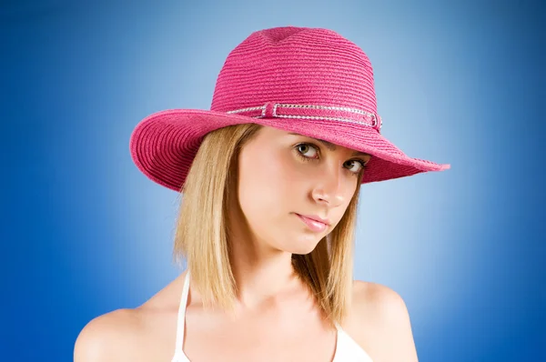 Young girl with beach hat against gradient background — Stock Photo, Image