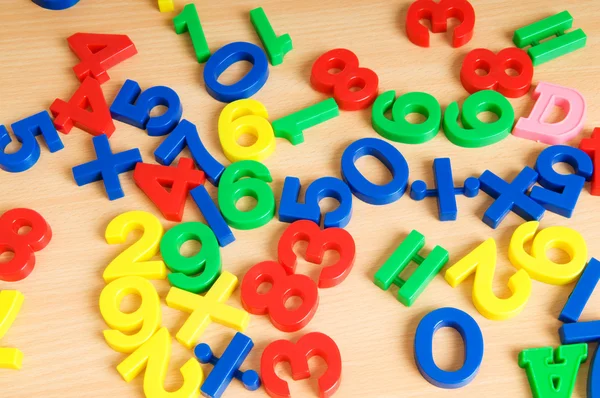 Barn bokstäver och siffror på bordet — Stockfoto