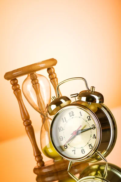 Time concept with clock and hour glass — Stock Photo, Image