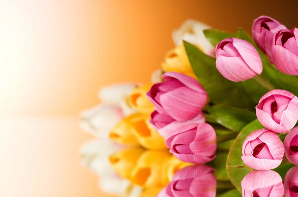 ช่อดอกทิวลิปสีสันสดใสบนโต๊ะ — ภาพถ่ายสต็อก