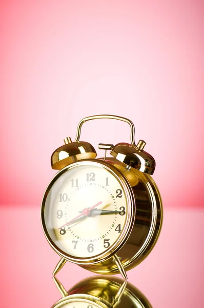 Tid koncept - väckarklocka mot färgstarka bakgrund — Stockfoto