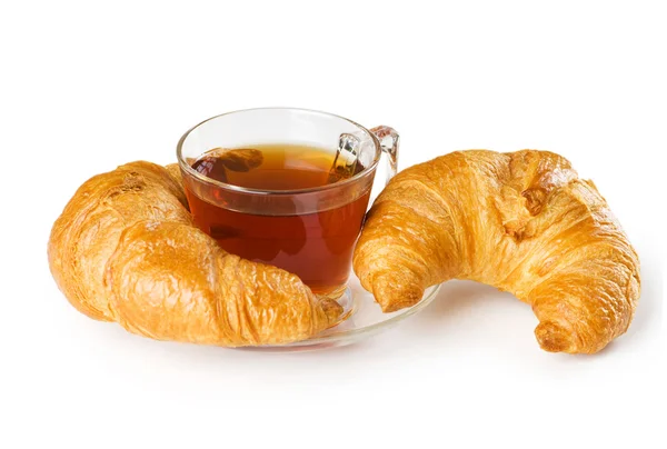 Concepto de desayuno - croissant y té aislado en blanco —  Fotos de Stock