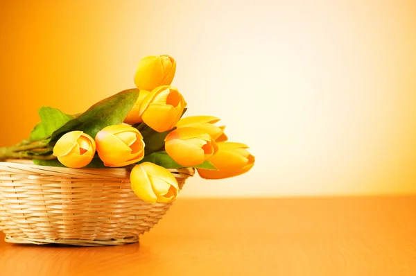テーブルの上のチューリップの花の束 — ストック写真