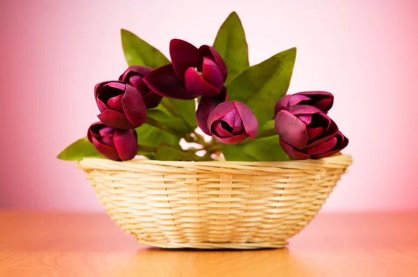 Букет квітів тюльпанів на столі — стокове фото