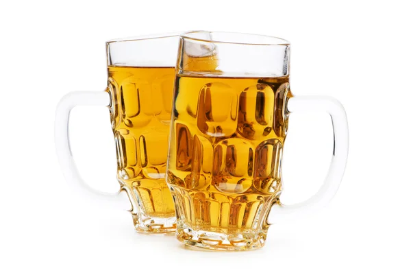 Стаканы для пива на белом фоне — стоковое фото