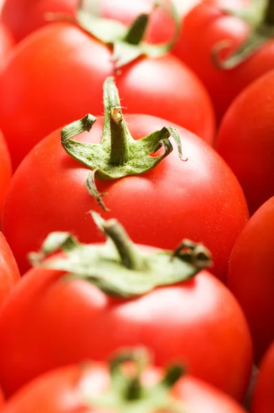 Röda tomater ordnade i marknadens montern — Stockfoto