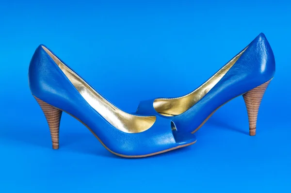 Modekonzept mit blauen Frauenschuhen auf Stöckelschuhen — Stockfoto