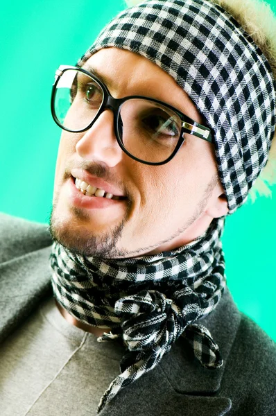 Uomo con gli occhiali in studio di ripresa — Foto Stock