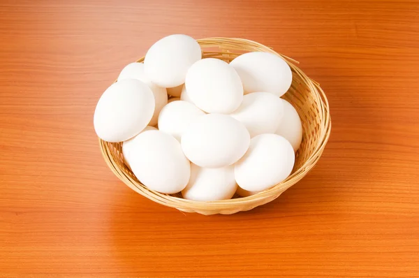 Viele weiße Eier auf dem Holztisch — Stockfoto