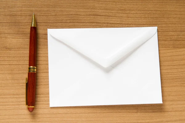 Концепция почты с большим количеством конвертов на столе — стоковое фото