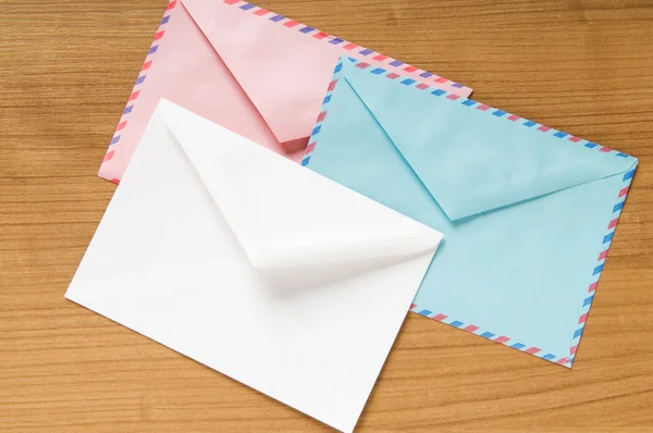 Concept de courrier avec de nombreuses enveloppes sur la table — Photo