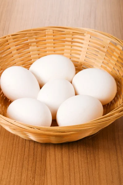Багато білих яєць на дерев'яному столі — стокове фото