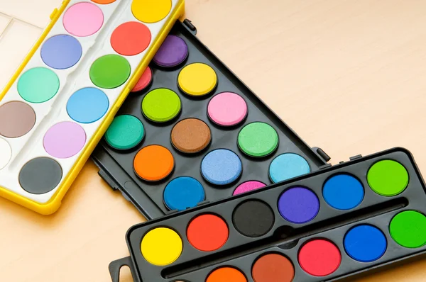 Koncepce umění s malíři palety barev a štětce — Stock fotografie
