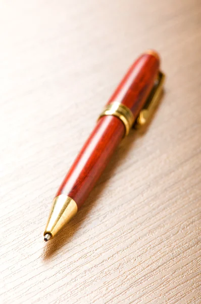 Psaní stříbrné pero na dřevěné pozadí — Stock fotografie