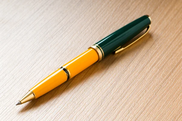Ecrire stylo argenté sur le fond en bois — Photo