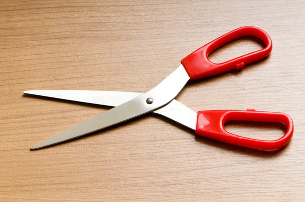 Různé nůžky na dřevěné pozadí — Stock fotografie
