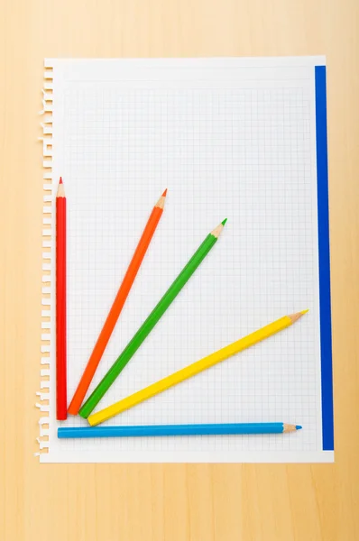 Legante e matite isolate sullo sfondo — Foto Stock
