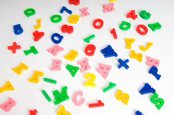 Детские буквы и цифры на столе Лицензионные Стоковые Изображения