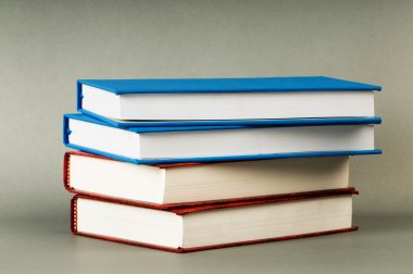 renkli arka plan üzerinde kitap yığını