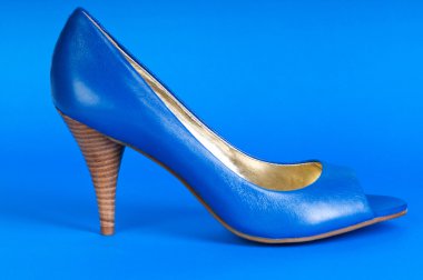 yüksek topuklu ayakkabılarla mavi kadın moda kavramı