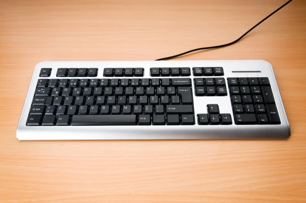 Počítačová klávesnice na dřevěný naleštěný stůl — Stock fotografie
