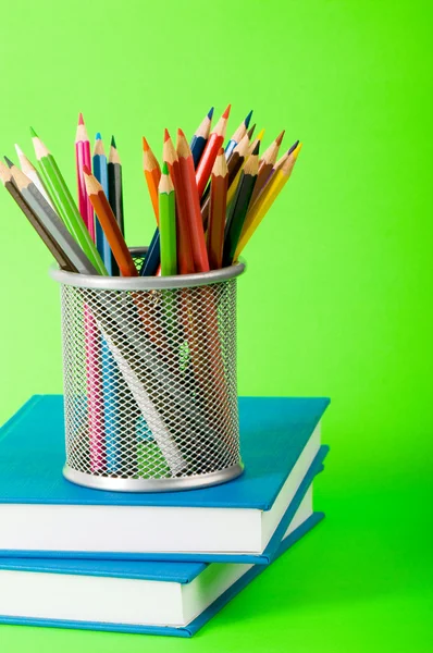 Concetto di ritorno a scuola con libri e matite — Foto Stock