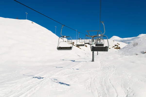 Krzesła wyciągów narciarskich w jasny zimowy dzień — Zdjęcie stockowe