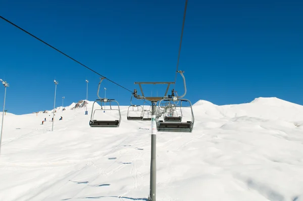 Krzesła wyciągów narciarskich w jasny zimowy dzień — Zdjęcie stockowe