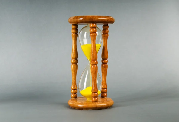Tid koncept - timglas mot en tonad bakgrund — Stockfoto