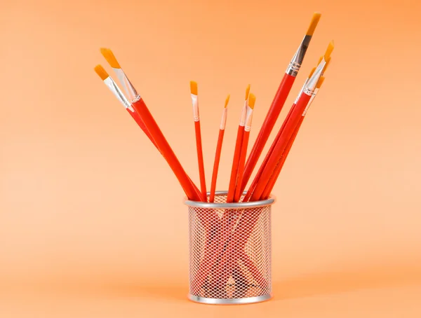 Renkli arka plan üzerinde kırmızı Sanat fırçalar — Stok fotoğraf