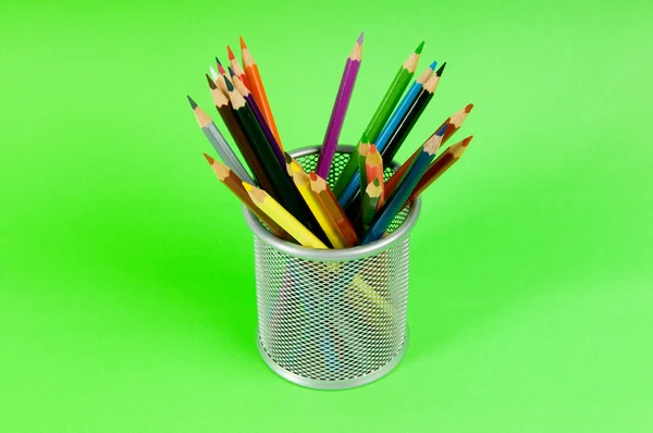 Много красочных карандашей на цветном фоне — стоковое фото