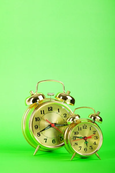 Concepto de tiempo - despertador contra fondo colorido — Foto de Stock
