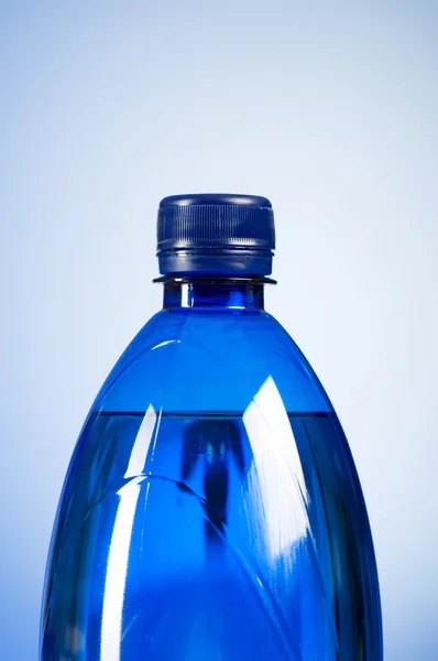 Бутылка воды на цветном градиентном фоне — стоковое фото