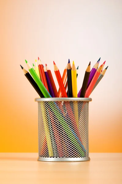 Zestaw kolorowych ołówków w uchwycie — Zdjęcie stockowe