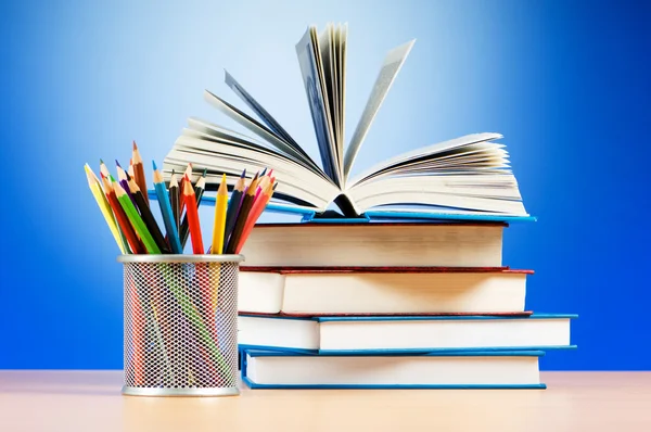 Concepto de regreso a la escuela con libros y lápices — Foto de Stock
