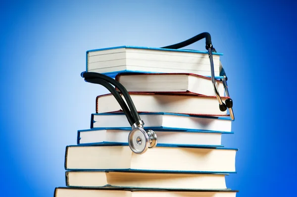 Kitap ve gradyan arka planı stetoskop — Stok fotoğraf