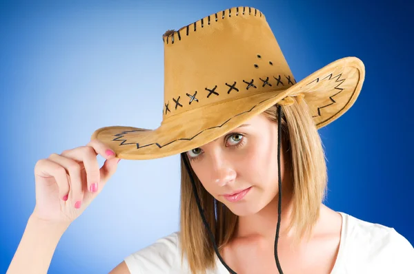 Mladá dívka, která nosí klobouk v ateliéru — Stock fotografie