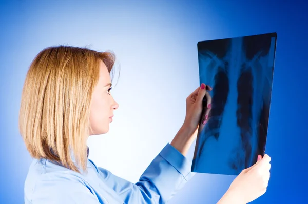 女性医師は慎重に患者の x 線します。 — ストック写真