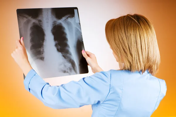 Vrouwelijke arts zorgvuldig x-ray van patiënt — Stockfoto