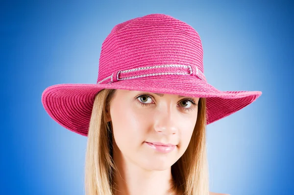 Plaj şapka gradyan arka planı olan, genç kız — Stok fotoğraf