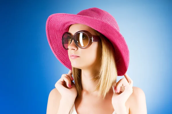 Fiatal lány strand kalap színátmenetes háttér — Stock Fotó
