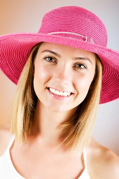 Νεαρό κορίτσι με καπέλο παραλία κλίση φόντο — Φωτογραφία Αρχείου