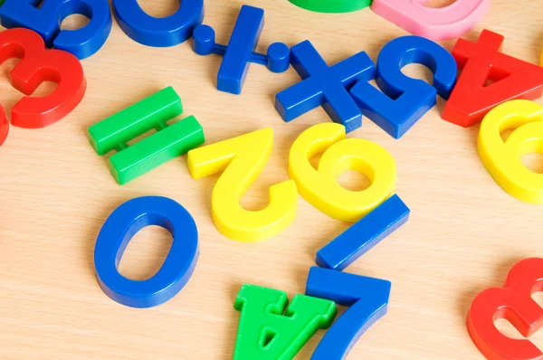 Kinderen letters en cijfers op de tafel — Stockfoto