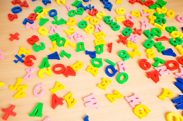 Kinder Buchstaben und Ziffern auf dem Tisch — Stockfoto
