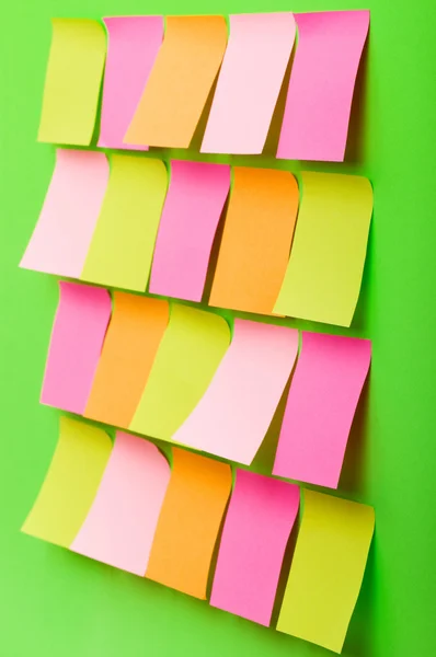Notas de recuerdo sobre el papel de colores brillantes —  Fotos de Stock