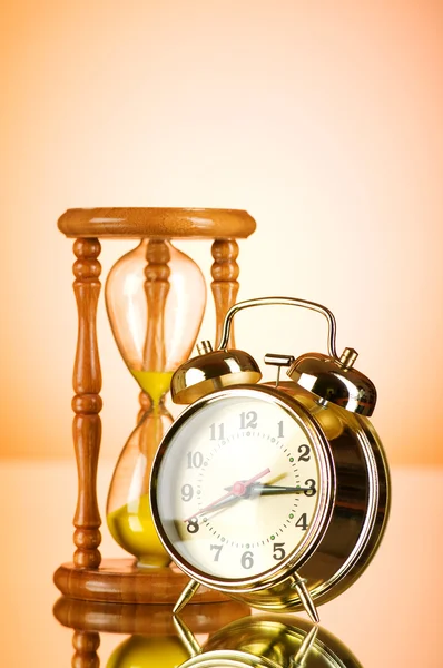 時計と時間のガラスと時間の概念 — ストック写真