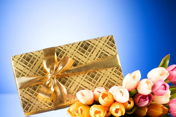 Концепция праздника - подарочная коробка и цветы тюльпана — стоковое фото