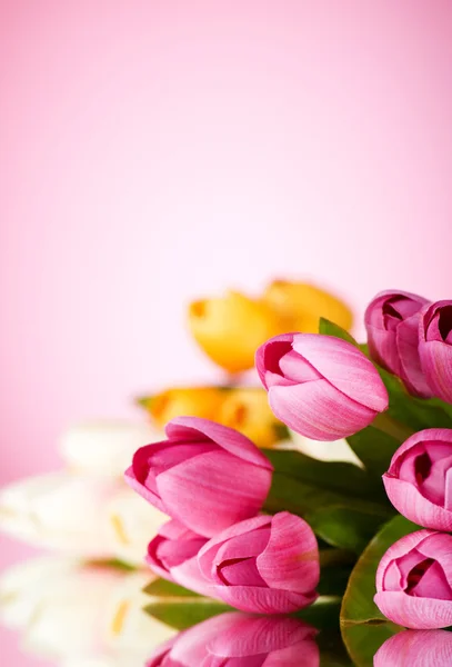 Kytice barevných tulipánů na stole — Stock fotografie